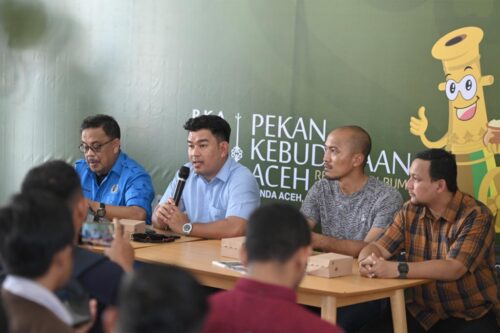 Kadisbudpar Aceh Almuniza Kamal saat konferensi pers di Media Center PKA-8, Taman Sulthanah Safiatuddin, Banda Aceh, Jum’at (10/11)