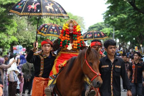 Peserta Pawai Budaya PKA-8 dari Aceh Tenggara memakai pakaian adat Mesikhat sambil menunggangi kuda