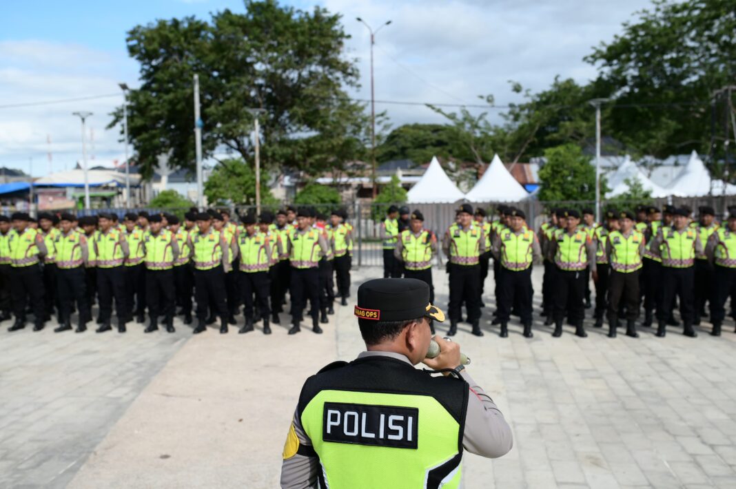 Polresta Banda Aceh mengerahkan 982 pasukan pengamanan pada malam penutupan PKA ke-8 di Taman Sulthanah Safiatuddin, Banda Aceh, Ahad malam (12/11)