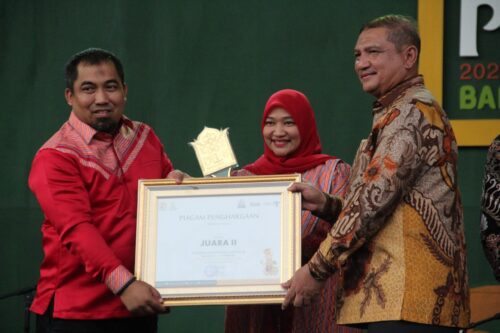 Pj Bupati Aceh Besar Muhammad Iswanto menerima penghargaan juara II PKA-8 yang diserahkan Wakapolda Aceh Brigjen Pol Armia Fahmi di Taman Sulthanah Safiatuddin Banda Aceh, Ahad sore (12/11)