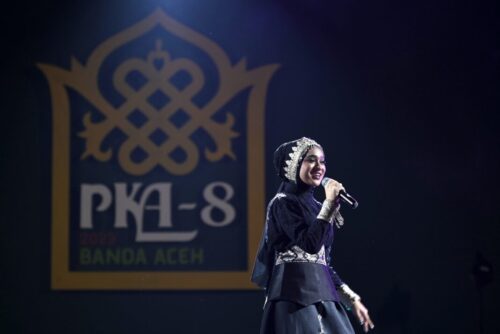 Nabila Taqiyyah membawakan beberapa lagu Aceh pada malam penutupan PKA-8 di Taman Sulthanah Safiatuddin, Banda Aceh, Ahad malam (12/11)