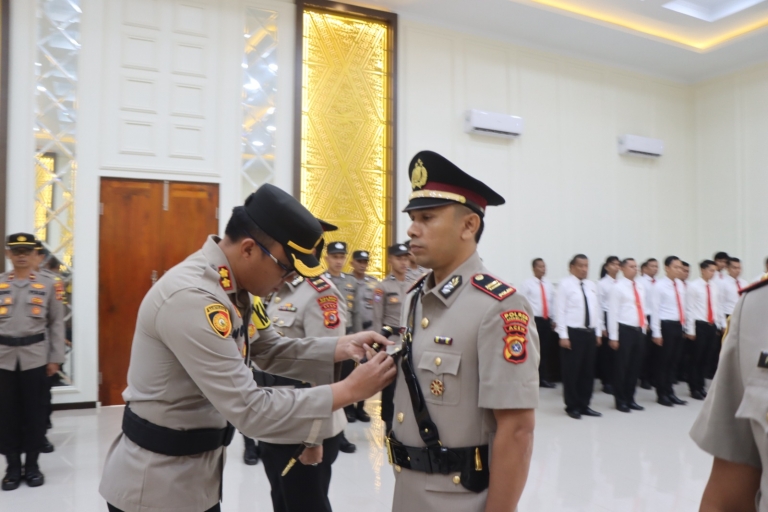 Kapolres Aceh Selatan Polda Aceh AKBP Nova Suryandaru memimpin upacara serah terima jabatan (Sertijab) Kasat Reskrim dan Kasat Intel di aula Bhara Daksa Polres Aceh Selatan, Senin (13/11)