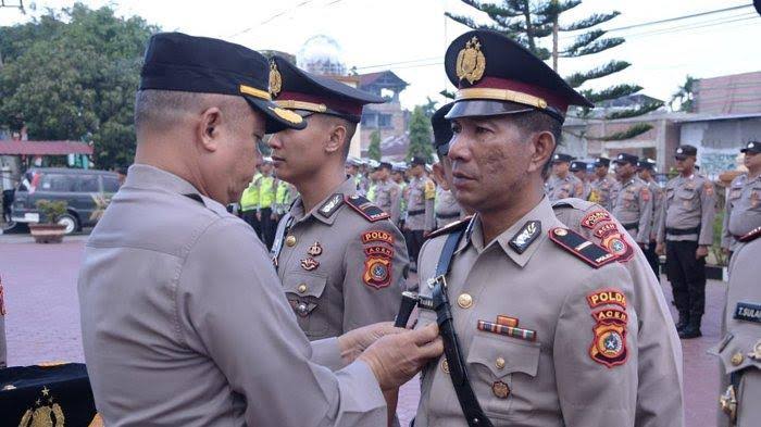 Kapolres Langsa AKBP Muhammadun memimpin sertijab Kasat Reskrim, Kasat Lantas dan Kapolsek Rantau Selamat di lapangan apel Mapolres setempat, Rabu (15/11). (Foto: Dok. Polres Langsa)