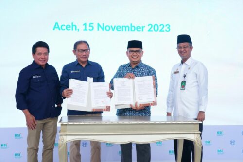 Ketua Badan BMA Mohammad Haikal bersama Direktur Eksekutif BSI Maslahat Sukoriyanto Saputro menandatangani Nota Kesepahaman terkait penyetoran zakat karyawan BSI ke BMA, di Gedung Landmark BSI, Banda Aceh, Rabu (15/11). Turut disaksikan Asisten III Setda Aceh Iskandar AP dan Dirut BSI Hery Gunardi