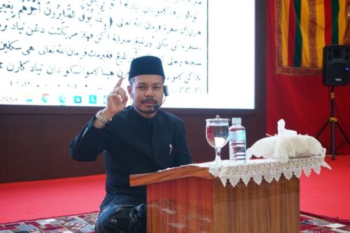 Pimpinan Dayah Babul Maghfirah Cot Keu’eung, Aceh Besar Tgk H Masrul Aidi Lc mengisi pengajian rutin TP-PKK Aceh Besar pertemuan ke-33 di Meuligoe Bupati Aceh Besar, Kota Jantho, Selasa siang (14/11)