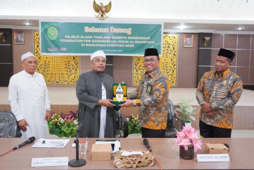 Majelis Ulama Thailand sebanyak 33 orang dipimpin Tuan Guru H Abdullah dan H Zakaria mengunjungi Mahkamah Syar’iyah Aceh, Kamis (16/11). Mereka disambut Wakil Ketua Mahkamah Syar’iyah Aceh Dr H Darmansyah Hasibuan SH MH. (Foto: Mahkamah Syar’iyah Aceh)