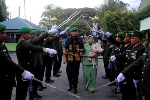 Tradisi pedang pora menyambit kedatangan Dandim 0101/KBA yang baru Letkol Czi Widya Wijanarko, Kamis (16/11). (Foto: Dok. Kodim 0101/KBA)