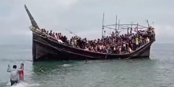 Masyarakat Bireuen dan Aceh Utara menolak kedatangan imigran Rohingya. Kapal kayu yang ditumpangi para pengungsi didorong kembali ke laut setelah sebelumnya sempat mendarat, Kamis (16/11/2023)