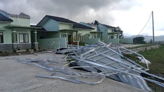 Puluhan unit rumah dan asrama TNI Kodim Bener Meriah rusak akibat diterjang angin puting beliung pada Jum'at sore (17/11)