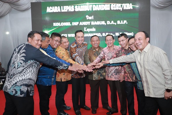 Pj Bupati Aceh Besar Muhammad Iswanto foto bersama Pj Wali Kota Banda Aceh, Dandim 0101/KBA lama dan baru saat lepas sambut di Makodim 0101/ KBA, Banda Aceh, Kamis malam (16/11)