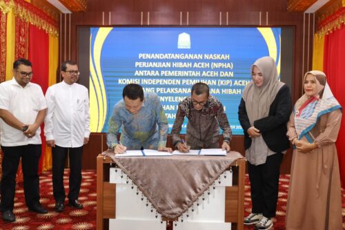 Pj Gubernur Aceh Achmad Marzuki dan Ketua KIP Aceh Saiful Bismi menandatangani Naskah Perjanjian Hibah Aceh (NPHA) tentang dana hibah untuk penyelenggaraan Pilkada 2024 di Restoran Pendopo Gubernur Aceh, Jum'at (17/11)