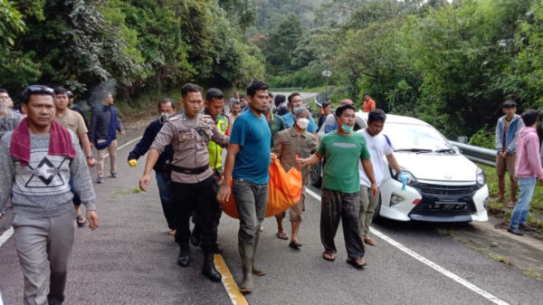 Polisi dibantu warga mengevakuasi jenazah pengusaha di Aceh Tenggara yang dibunuh oleh sopirnya, dan dibuang di hutan pegunungan Ise-Ise Kecamatan Pantan Cuaca Kabupaten Gayo Lues