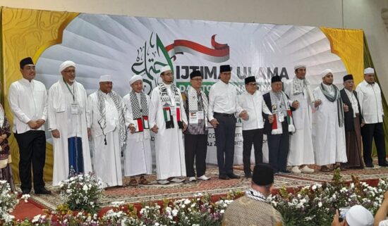 Pasangan capres dan cawapres nomor urut satu Anies Baswedan dan Muhaimin Iskandar beserta tokoh agama dan ulama foto bersama saat acara Ijtima Ulama di Komplek Majelis Az Zikra, Sentul, Bogor, Jawa Barat, Sabtu (18/11)
