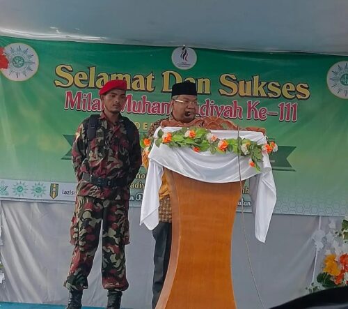 Wakil Ketua PWM Aceh Dr H Taqwaddin Husin menyampaikan ceramah memperingati Milad ke-111 Muhammadiyah di Masjid At Taqwa Padang Bakau, Labuhan Haji, Aceh Selatan, Ahad (19/11)