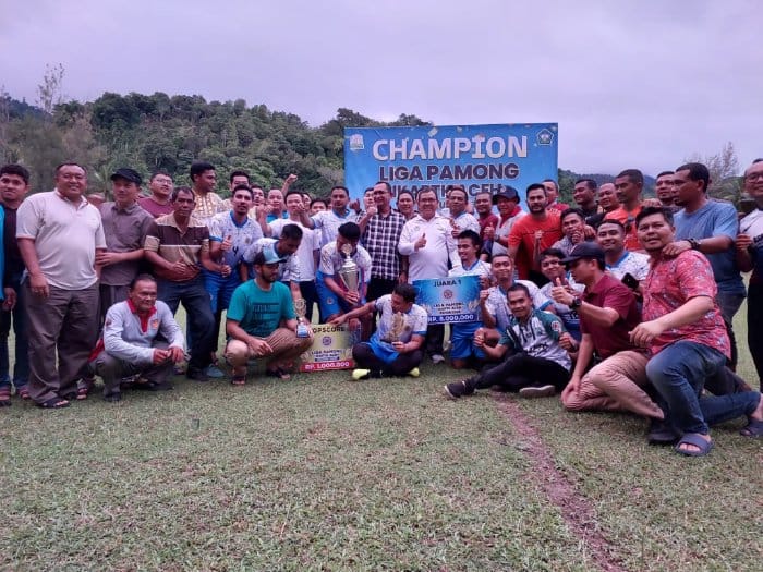 Pj Bupati Aceh Barat Mahdi Effendi menyerahkan piala dan hadiah kepada tim Sajan FC yang tampil menjadi juara Liga Pamong 2023, usai mengalahkan Manggala FC (Tim Provinsi Aceh) 6-3 (2-2), di Lapangan Bola Kaki Gampong Ujung Batu Kecamatan Pasi Raja, Aceh Selatan, Ahad sore (19/11)