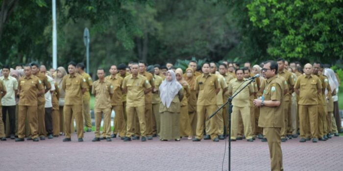 Asisten I Setda Aceh Azwardi Abdullah menyampaikan amanat saat memimpin apel pagi yang dihadiri para Asisten, Kepala Biro beserta pejabat Eselon III & IV dan jajaran Setda Aceh dan BPKA, di halaman Kantor Gubernur Aceh, Senin (20/11)