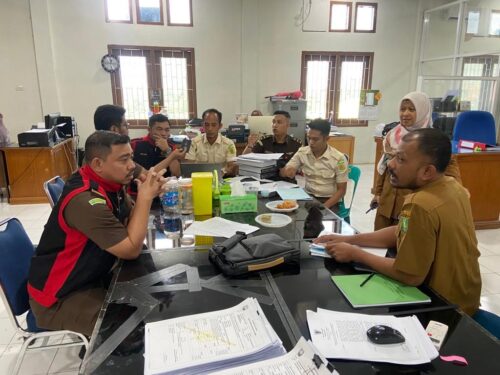 Tim Pidsus Kejari melakukan penggeledahan pada Kantor Badan Pengelola Keuangan Daerah (BPKD) Kota Sabang, Senin (20/11)
