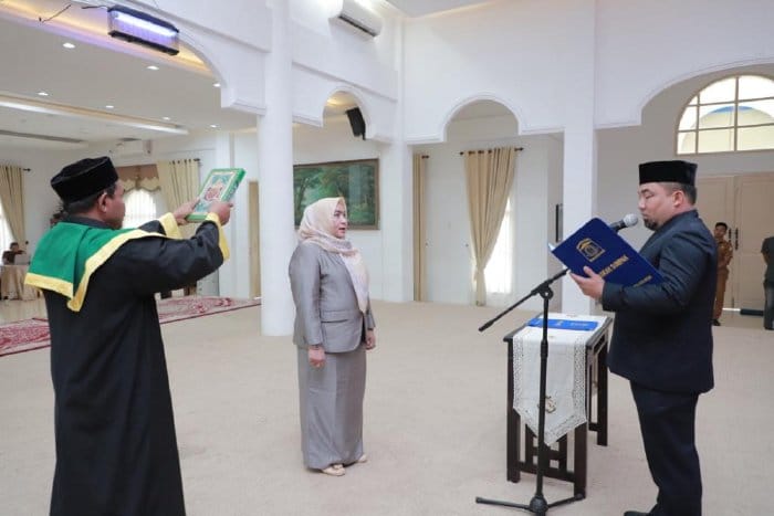 Pj Bupati Aceh Besar Muhammad Iswanto melantik Anita SKM MKes sebagai Kepala Dinas Aceh Besar, di Meuligoe Bupati, Kota Jantho, Selasa (21/11)