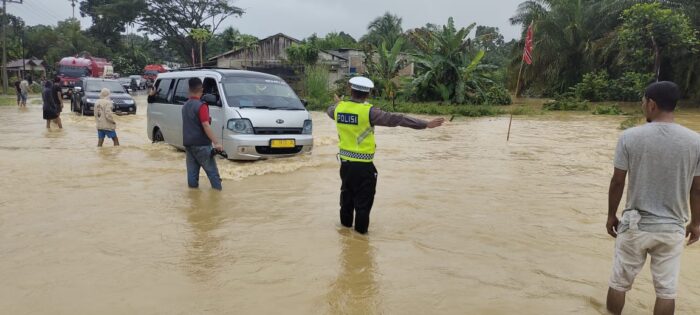 Akibat intensitas hujan deras yang mengguyur wilayah Nagan Raya menyebabkan debit air Sungai Krueng Tripa meluap sehingga memicu terjadinya banjir yang menggenangi rumah warga dan fasilitas umum, Selasa (21/11)
