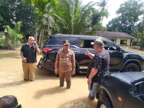 Pj Bupati Aceh Jaya, Dr. Nurdin melakukan peninjauan ke desa-desa lokasi yang terdampak banjir pada Selasa (21/11/2023).