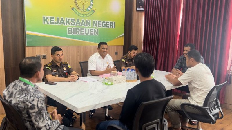 Kejari Bireuen Selasa (21/11) melaksanakan upaya perdamaian dan penghentian penuntutan perkara berdasarkan keadilan restoratif (Restorative Justice) terhadap tindak pidana penganiayaan yakni kasus pemukulan wasit sepakbola