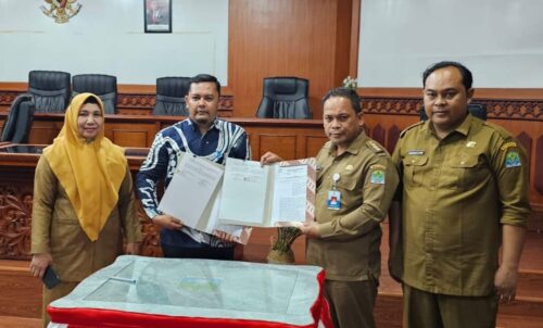 Penandatanganan Naskah Perjanjian Hibah Daerah (NPHD) Pemkab Aceh Jaya dengan KIP setempat, Selasa (21/11/2023)