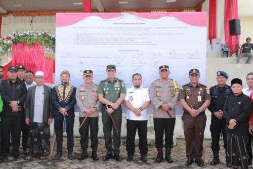 Pj Bupati Aceh Besar Aceh Besar Muhammmad Iswanto bersama Forkopimda, KIP, Panwaslih dan pengurus partai politik menghadiri kegiatan Ikrar Pemilu Damai di Lapangan Bungong Jeumpa, Kota Jantho, Rabu (22/11)