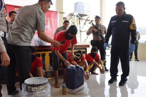 Satreskrim Polres Aceh Barat membongkar sindikat penipuan penjualan minyak goreng curah dan menangkap empat pelaku asal Lampung. (Foto: Dok. Polres Aceh Barat)