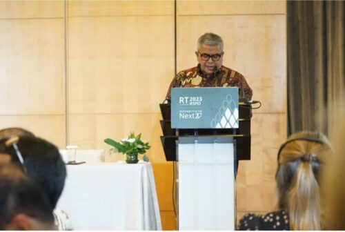 Pj Gubernur Aceh Achmad Marzuki diwakili Sekda Aceh Bustami Hamzah menyampaikan sambutan saat meluncurkan Peta Jalan Kelapa Sawit Berkelanjutan Provinsi Aceh pada Konferensi Meja Bundar Tahunan RSPO di Hotel Mulia, Senayan, Jakarta, Rabu (22/11)