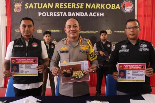 Kapolresta Banda Aceh Kombes Pol Fahmi Irwan Ramli disampingi Kasat Resnarkoba AKP Ferdian Chandra saat konferensi pers di Mapolresta Banda Aceh, Kamis (23/11). (Foto: Dok. Polresta Banda Aceh)
