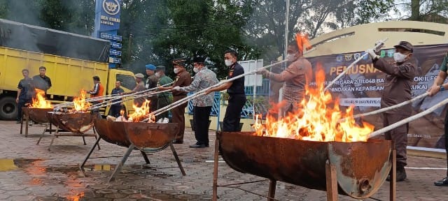 Bea Cukai Langsa memusnahkan 2.311.048 batang rokok ilegal senilai Rp 4,5 miliar, Kamis (23/11)