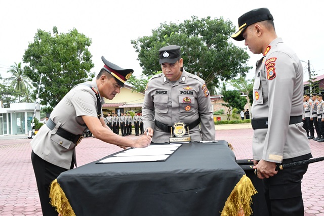 Kapolres Aceh Timur AKBP Andy Rahmansyah memimpin serah terima jabatan Kasat Intelkam, Kasat Reskrim, Kapolsek Nurussalam dan Kapolsek Peureulak Barat di lapangan Apel Sarja Arya Racana, Kamis (23/11)