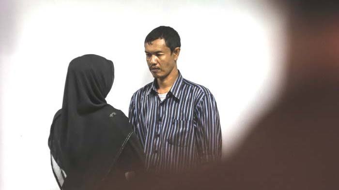 Mantan Bendahara Umum Daerah (BUD) Pemkab Bireuen saat mengikuti persidangan kasus penggelapan pajak Bireuen di Pengadilan Banda Aceh pada 2017 silam. (Foto: Istimewa)