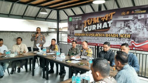 Kapolresta Banda Aceh Kombes Fahmi Irwan Ramli bersama jajaran Polsek Ulee Kareng menggelar Jum’at Curhat bersama masyarakat Kecamatan Ulee Kareng di Warkop Solong Jepang Gampong Pango Raya Ulee Kareng, Jum’at (24/11). (Foto: Dok. Polsek Ulee Kareng)