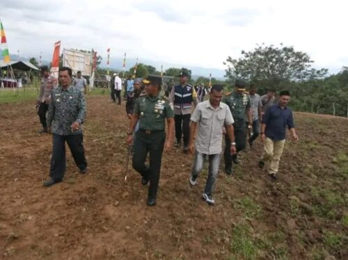 Pangdam Iskandar Muda Mayjen TNI Novi Helmy Prasetya meninjau lahan baru I’M Jagong di Desa Siron Blang, Kecamatan Kuta Cot Glie, Aceh Besar, Sabtu (25/11)