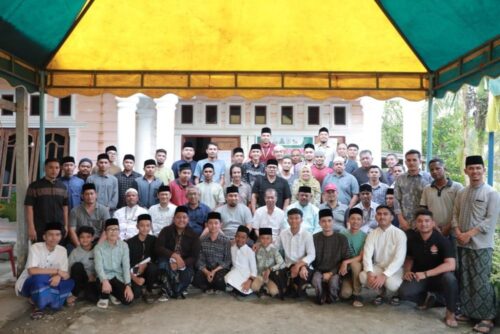 Pj Bupati Aceh Besar Muhammad Iswanto didampingi Ketua Kafilah Farhan AP mengunjungi pemondokan Kafilah MTQ Kabupaten Aceh Besar, Gampong Air Dingin, Simeulue, Sabtu (25/11)