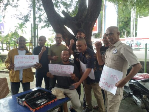Jurnalis di Aceh, Senin (27/11) menggelar acara syukuran berupa cukur rambut atas penetapan tersangka kasus pemerasan dan gratifikasi terhadap mantan Ketua KPK Firli Bahuri oleh penyidik Polda Metro Jaya. Aksi cukur rambut digelar di Warkop Sekber Jurnalis di Banda Aceh