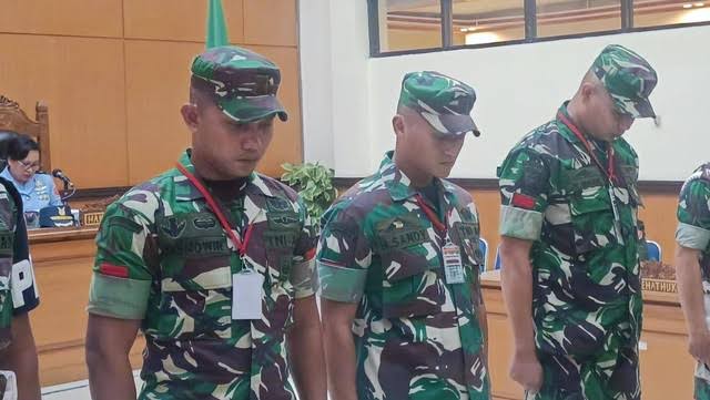 Tiga oknum anggota TNI yang melakukan pembunuhan berencana terhadap warga sipil asal Aceh, Imam Masykur, dituntut hukuman mati, Senin (27/11)