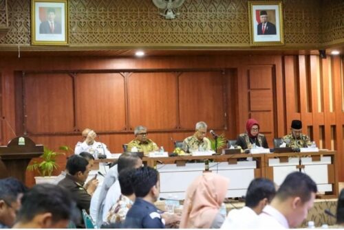 Sekda Aceh Bustami Hamzah saat menghadiri rapat persiapan dan kesiapan Pemilu 2024 dengan Komisi II DPR-RI di Gedung Serbaguna Setda Aceh, Banda Aceh, Senin (27/11)