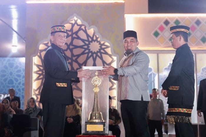 Pj Bupati Aceh Besar Muhammad Iswanto menyerahkan Piala Bergilir kepada Pj Gubernur Aceh Achmad Marzuki pada saat pembukaan MTQ ke-36 Provinsi Aceh, di Lapangan Alun-Alun Pendopo Bupati Simeulue, Ahad malam (26/11)