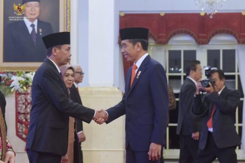 Presiden Joko Widodo memberikan ucapan selamat kepada Nawawi Pomolango sebagai Ketua Sementara KPK masa jabatan tahun 2019-2024 di Istana Negara, Jakarta, pada Senin, 27 November 2023