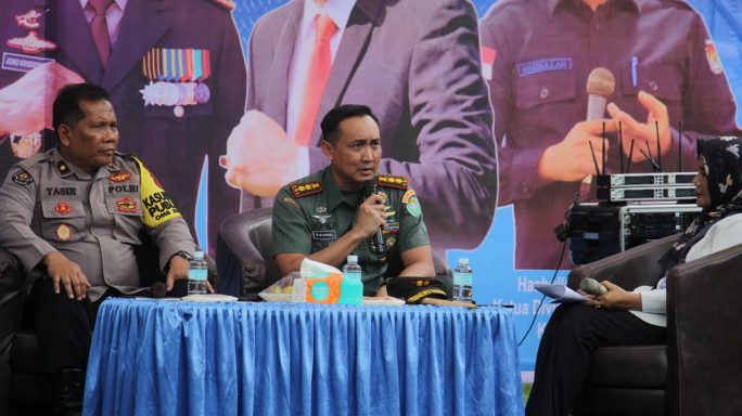 Dandim 0101/KBA Letkol Czi Widya Wijanarko menjadi narasumber talkshow 'Gerakan Cerdas Memilih Sesi 3' RRI Banda Aceh di Kampus Unida, Surien, Senin (27/11). (Foto: Pendim 0101/KBA)