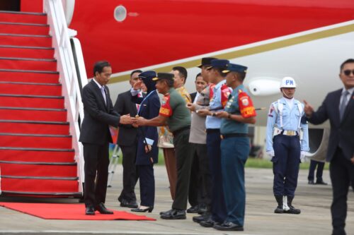 Pangdam IM Mayjen TNI Novi Helmy Prasetya, Pj Gubernur Aceh Achmad Marzuki dan Kapolda Aceh Irjen Pol Achmad Kartiko menyambut Presiden Jokowi di Bandara SIM Blang Bintang Aceh, Kamis (30/11/203). (Foto: Pendam IM)
