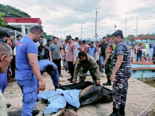 Petugas saat mengevakuasi jenazah laki-laki tanpa Identitas yang ditemukan di Dermaga Boat Lampulo, Kamis (30/11)