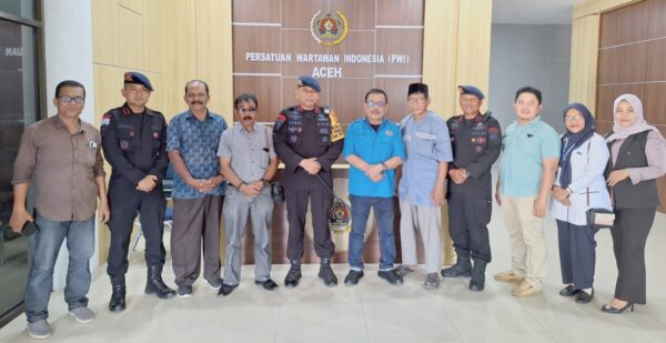 Danden Gegana Satbrimob Polda Aceh Kompol Akmal disambut Ketua PWI Aceh Nasir Nurdin ketika menyambangi markas PWI Aceh, Senin, 13 November 2023