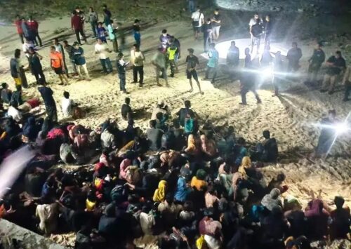 Sekitar 219 orang pengungsi Rohingya kembali mendarat secara ilegal di pesisir laut Sabang, tepatnya di Desa Ujung Kereung, Kecamatan Suka Jaya, Kota Sabang, Selasa (22/11/23) malam sekitar pukul 23:00 WIB. (Foto: Kodim 0112/Sabang)
