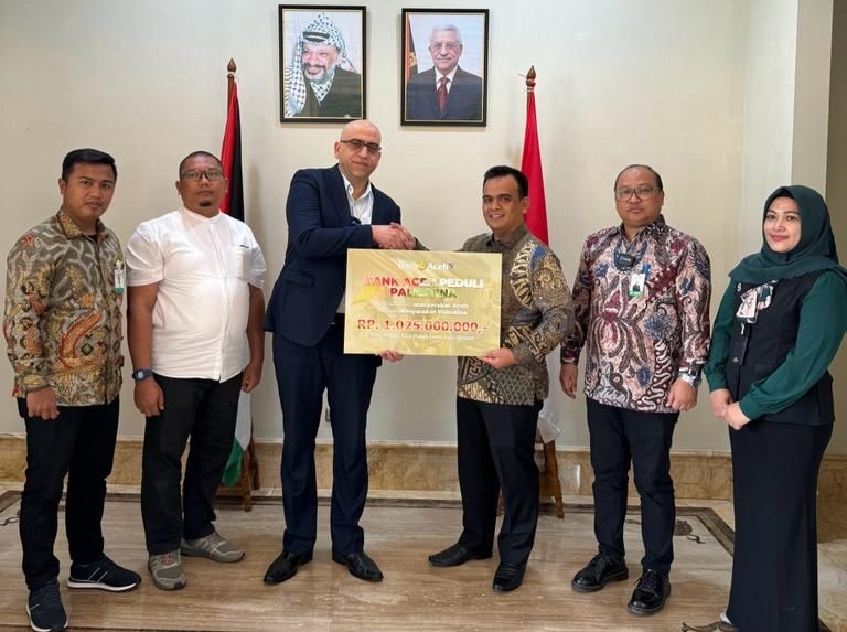 Dirut Bank Aceh Syariah Muhammad Syah menyerahkan donasi untuk Palestina