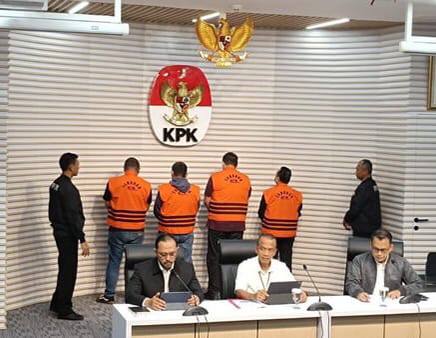 KPK mengumumkan empat tersangka kasus suap pengurusan perkara yang ditetapkan setelah melakukan operasi tangkap tangan (OTT) di wilayah Bondowoso, Jawa Timur, Kamis (16/11)