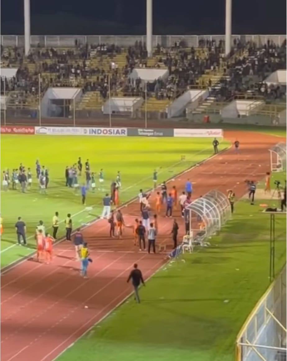 Penonton melakukan pelemparan botol air mineral ke dalam lapangan akibat provokasi pemain PSMS Medan di Stadion Harapan Bangsa Lhong Raya Banda Aceh Sabtu malam (18/11)