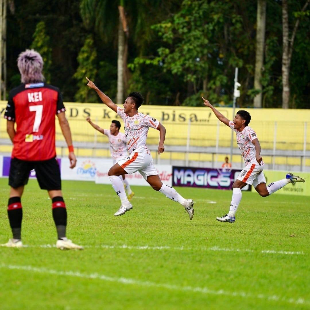 Pemain Persiraja Banda Aceh Adam Maulana merayakan gol kedua ke gawang tuan Sada Sumut di Stadion Baharoeddin Siregar Lubuk Pakam Deli Serdang, Sabtu sore (25/11)